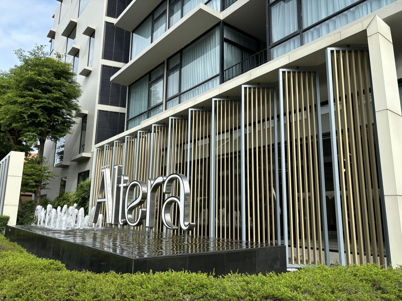 파타야 알테라 호텔 정문의 Altera 사인과 분수