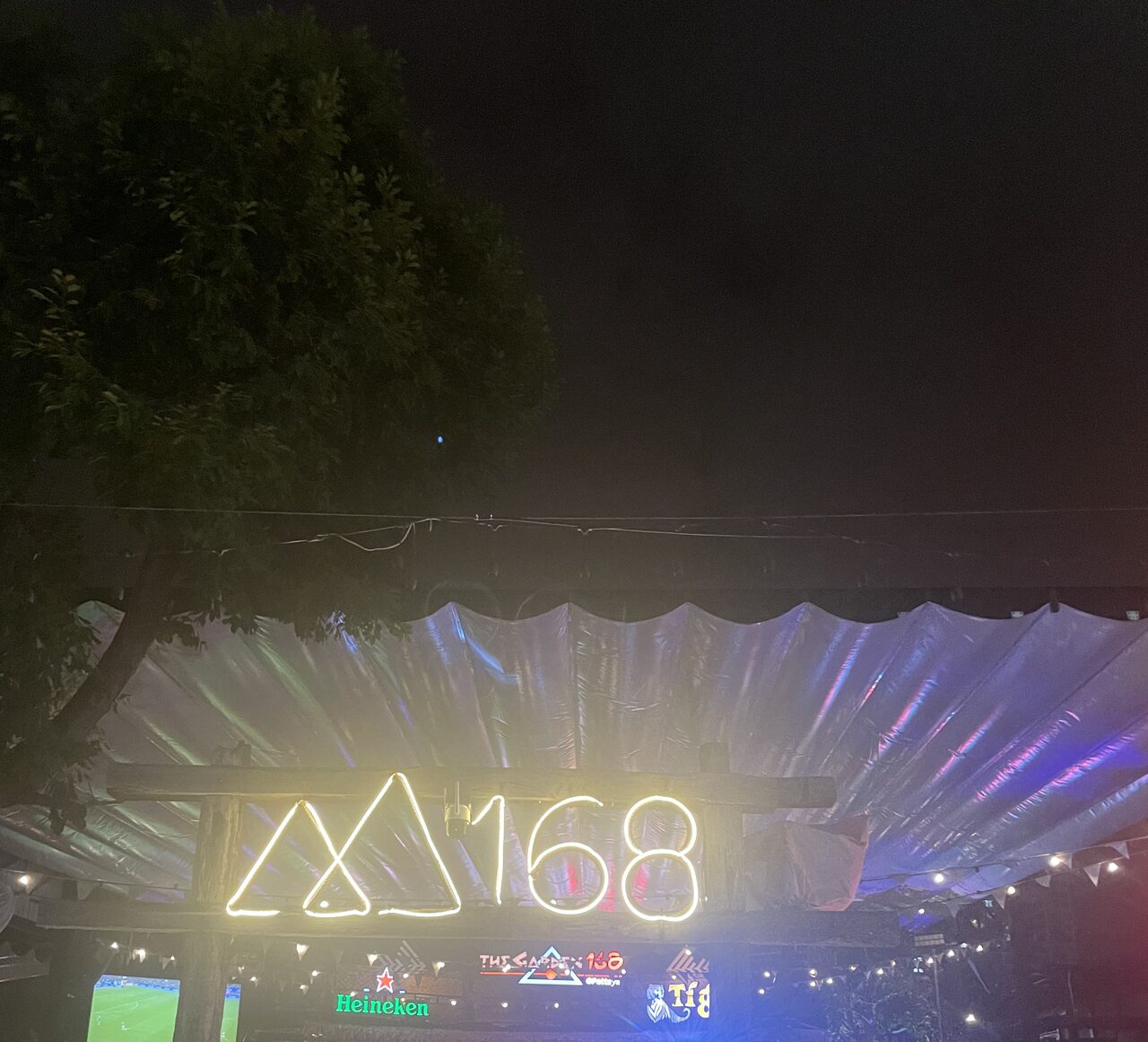 파타야 로컬 클럽 가든168의 168 네온 간판